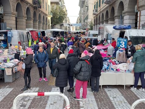 Un mercato affollato con prezzi elevati del pane