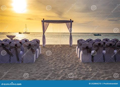 Spiaggia al tramonto con allestimento matrimonio