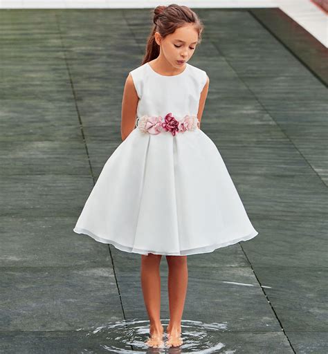 Bambina con un elegante abito da cerimonia