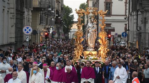 Decorazione delle strade per la processione a Milano