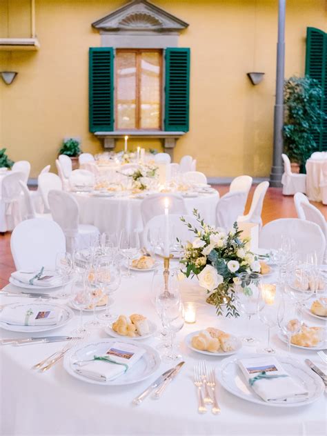 Dettaglio dell'allestimento floreale del matrimonio