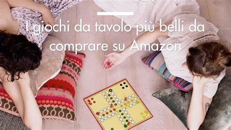 Coppia che si diverte con un gioco da tavolo