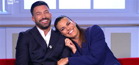 Bianca Guaccero e Giovanni Pernice sorridenti