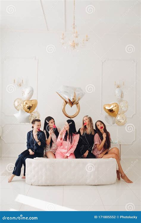 Ragazze che festeggiano un addio al celibato
