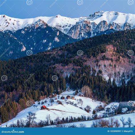 Paesaggio slovacco con villaggio tradizionale