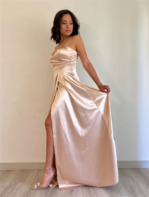Modella con abito da cerimonia lungo in raso