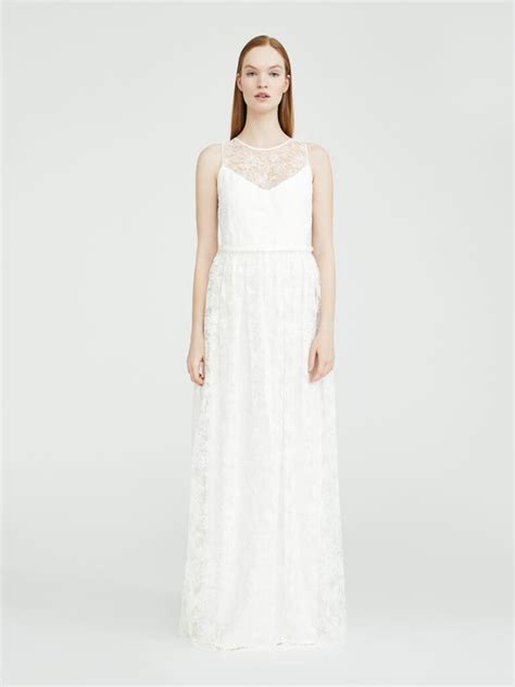 Dettaglio di un abito da sposa Max Mara con ricami floreali