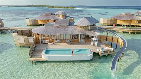 Ville sull'acqua alle Maldive con mare cristallino