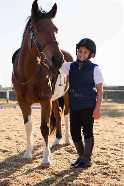 Bambino che accarezza un cavallo docile