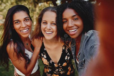 Gruppo di amiche che fanno una passeggiata a cavallo