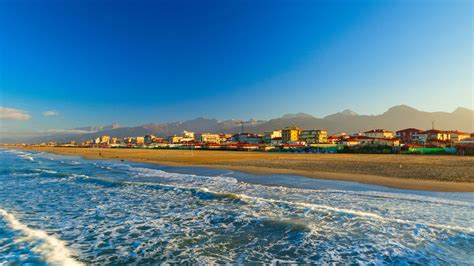 Tramonto sulla Versilia con locali sulla spiaggia