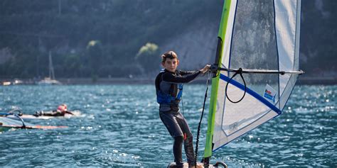 Persone che fanno windsurf in Versilia