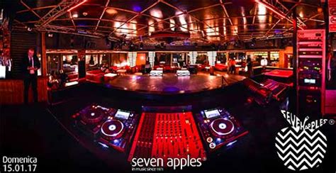 Vista notturna della discoteca Seven Apples