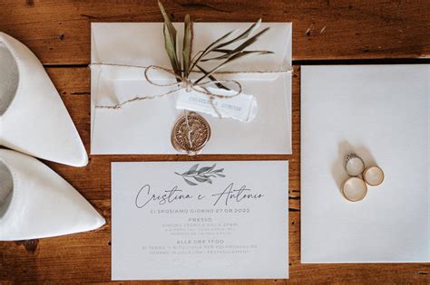 Dettaglio di un invito di matrimonio con citazione sul cielo