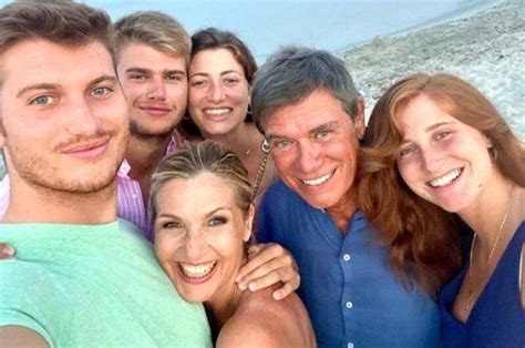 Lorella Cuccarini con i suoi quattro figli