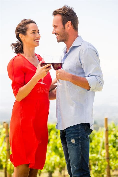 Coppia che brinda con vino in un vigneto