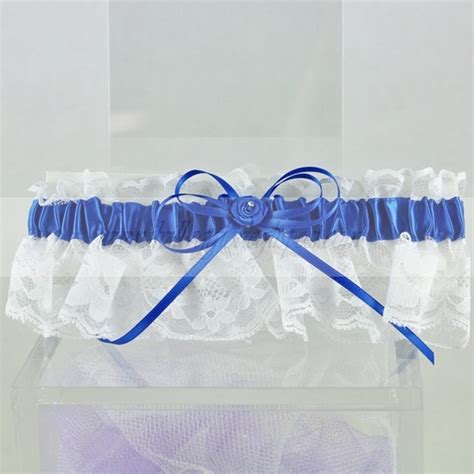 Galleria di dettagli blu per il matrimonio: scarpe, giarrettiera, gioielli