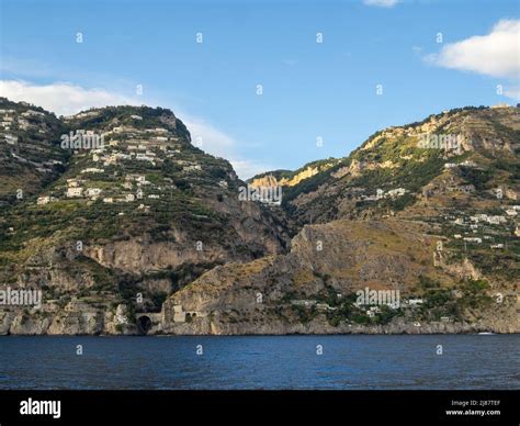 Vista panoramica della Costiera Amalfitana dal mare con barche