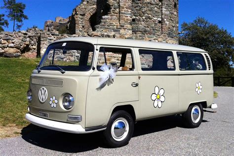 Dettaglio del logo Volkswagen su un pulmino d'epoca