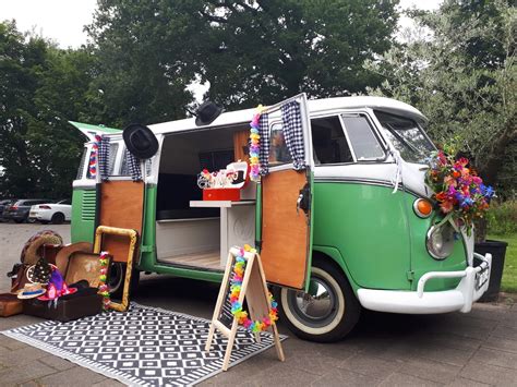 Carrellata di foto divertenti scattate all'interno di un Volkswagen T1 photobooth