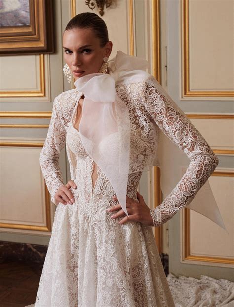 Collage di abiti da sposa di diverse collezioni