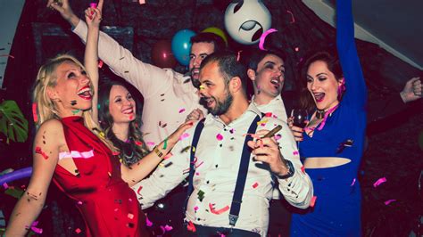 Gruppo di amici festeggia un addio al celibato