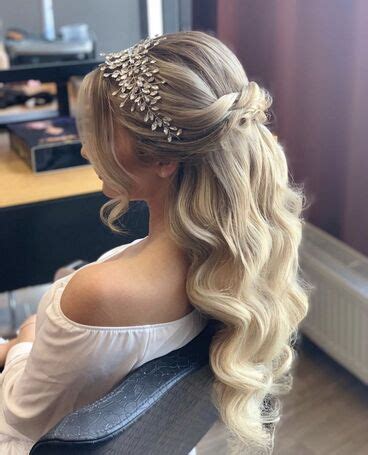 Semiraccolto sposa con diadema e onde morbide