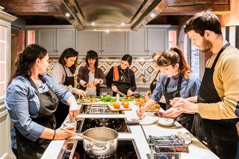Gruppo di amiche che partecipano a un corso di cucina