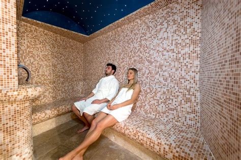 Coppia che si rilassa in una spa termale