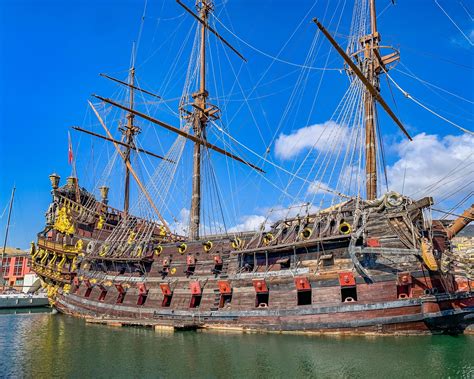 Galeone dei pirati in mare