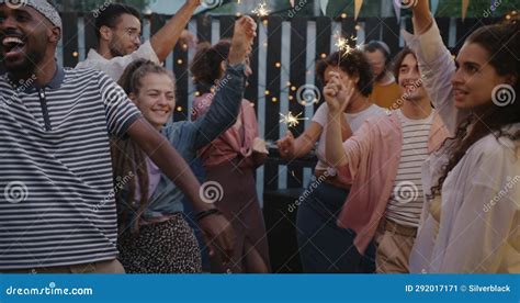 Gruppo di amiche che ballano musica latina