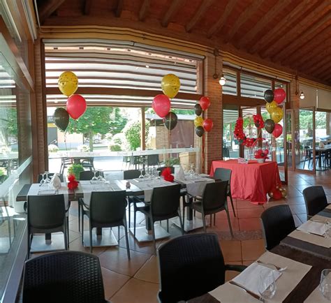 Interno di una villa elegante con addobbi per festa