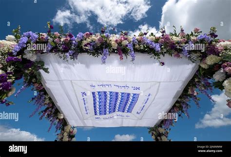 Coppia ebrea sotto la chuppah