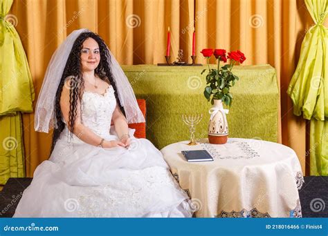 Sposa ebrea con abito bianco tradizionale