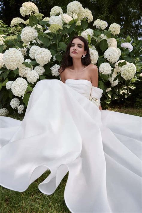 Modella con abito da sposa bianco in un atelier