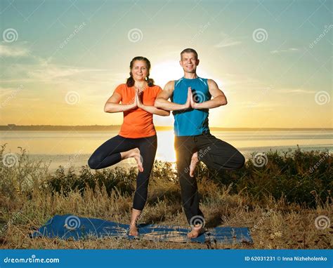 coppia che fa yoga all'aperto