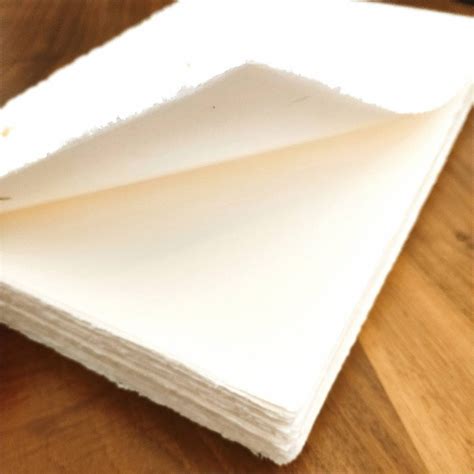 Immagine di fogli di carta fatta a mano di Amalfi con texture visibile
