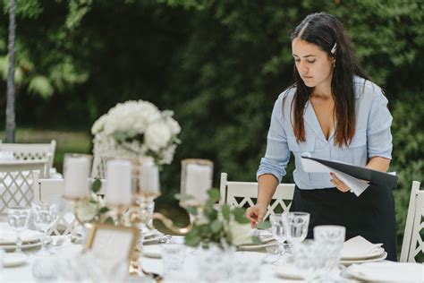 Wedding planner al lavoro durante un matrimonio
