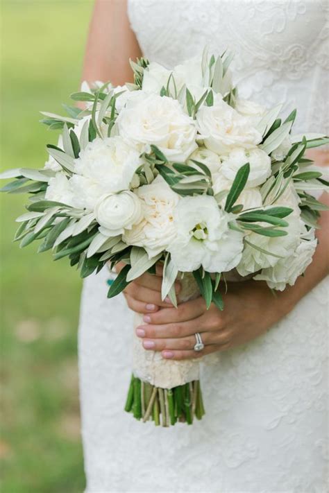 Bouquet da sposa con ulivo e rose