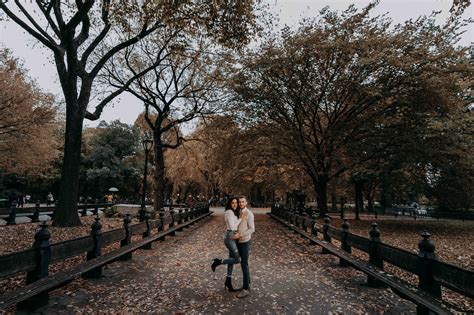 Coppia felice a Central Park dopo il matrimonio