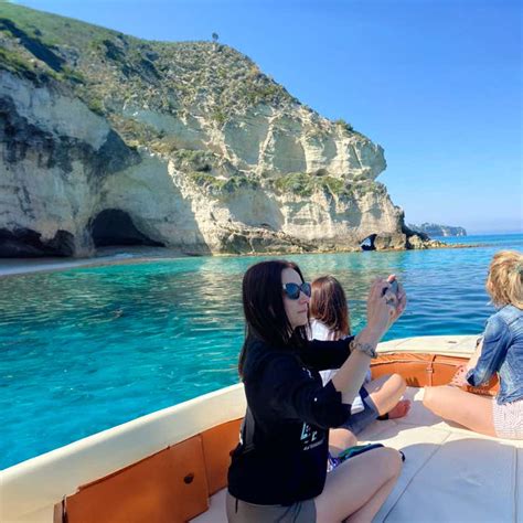 Escursione in barca a Tropea con vista sulle scogliere