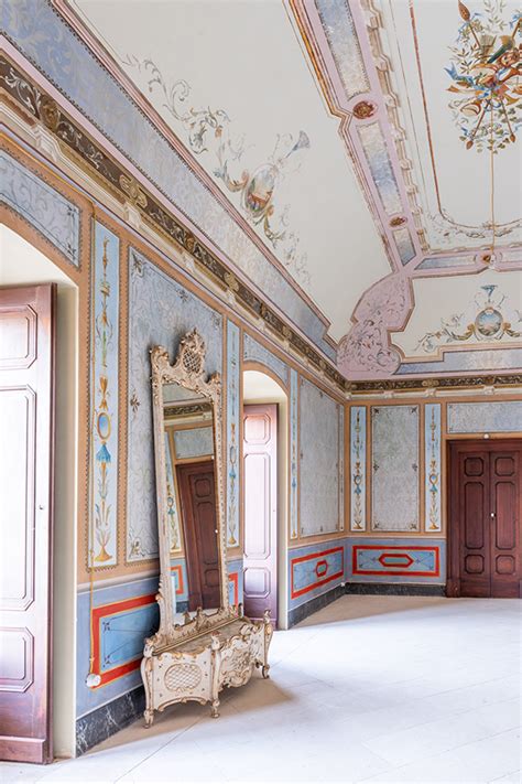 Interno di una masseria storica con elementi tradizionali