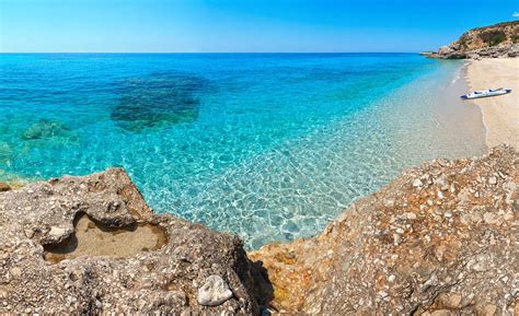 Isola spagnola con mare cristallino
