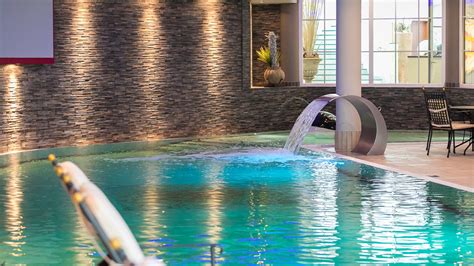 Interno della spa Aquavitae con piscina coperta