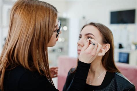 Make-up artist che lavora su una sposa