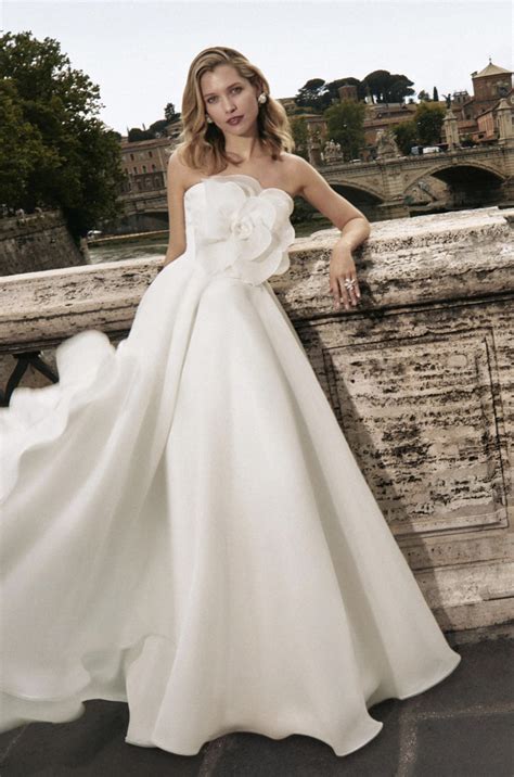 Atelier di abiti da sposa con diversi modelli esposti