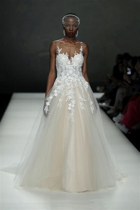 Dettaglio di un abito da sposa con pizzi e ricami