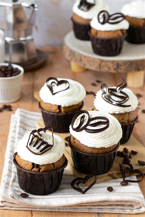 Tavola con cupcake al caffè e bevande