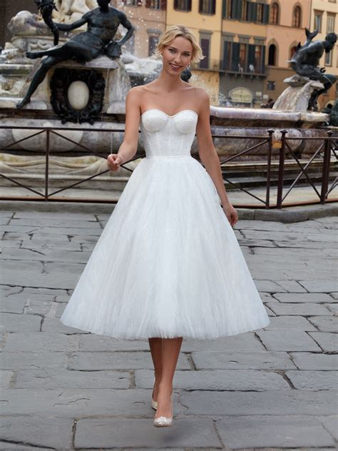 Sposa che balla con un abito corto