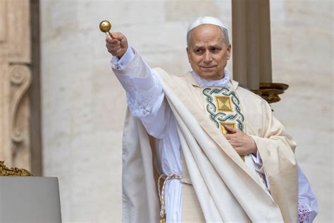 Coppia che riceve una benedizione da un sacerdote